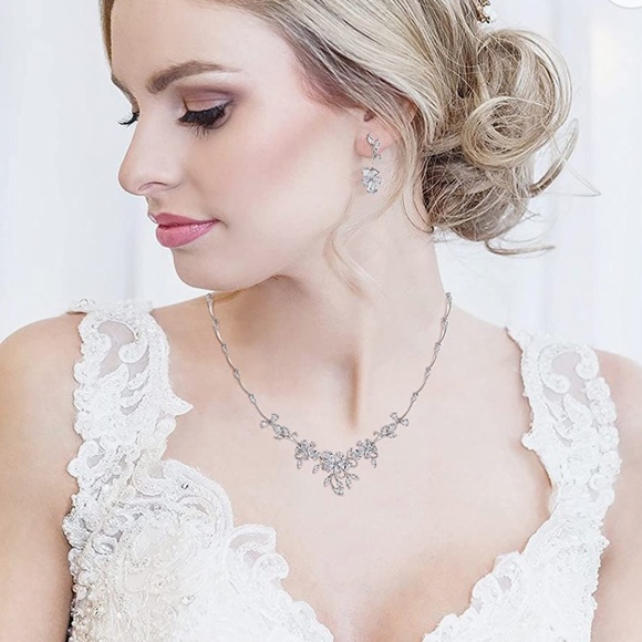 Bridal cubic zirconia necklace and earrings set - Picture 2 of 3